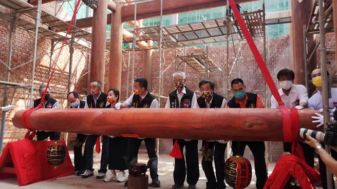 浩天宮主委陳起賀、重建主委王經綻、名譽主委陳滿等出席媽祖殿陞樑大典。（王文吉攝）