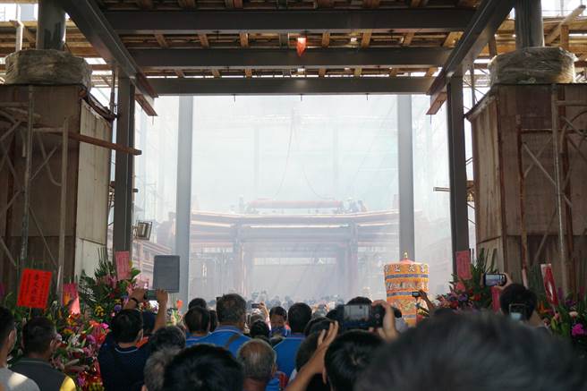 浩天宮舉行媽祖殿陞樑大典，吸引爆滿信眾爭睹。（王文吉攝）