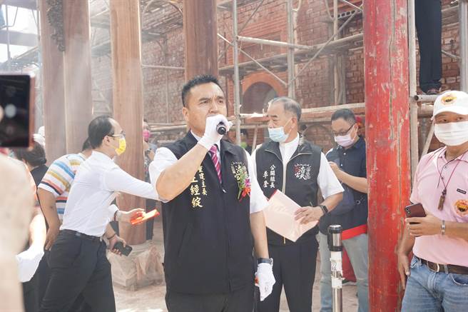 浩天宮重建主委王經綻預告重建工程再3年多入火安座。（王文吉攝）