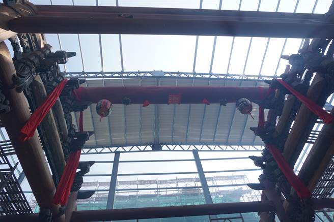 浩天宮媽祖殿大樑採用500公斤重的非洲紅木。（王文吉攝）