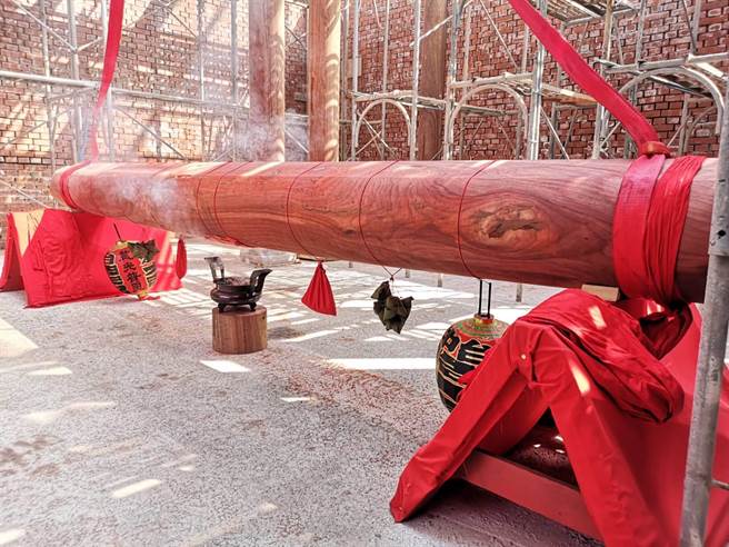 浩天宮媽祖殿大樑採用500公斤重的非洲紅木。（王文吉攝）