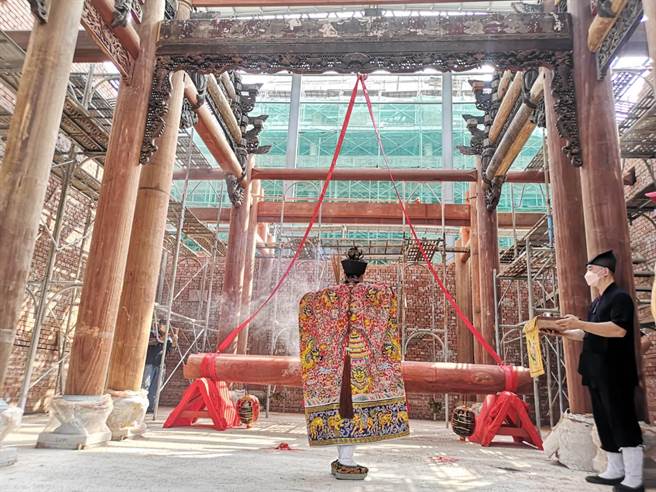 浩天宮依循古禮，邀請法師進行陞樑祈福儀式。（王文吉攝）
