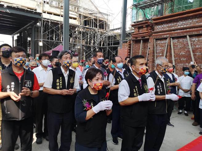 浩天宮主委陳起賀、重建主委王經綻、名譽主委陳滿等出席媽祖殿陞樑大典。（王文吉攝）