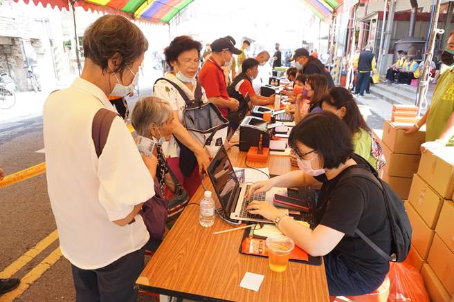 台中市歷史建築浩天宮衝建工程耗資10多億元，信眾樂捐踴躍。（王文吉攝）