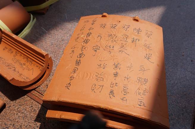 虔誠信眾認捐浩天宮屋瓦。（王文吉攝）