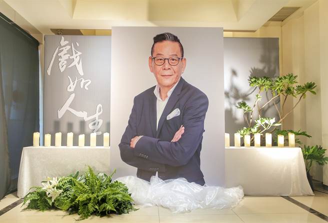 龍劭華靈堂供紛絲致意。（圖/羅永銘攝）