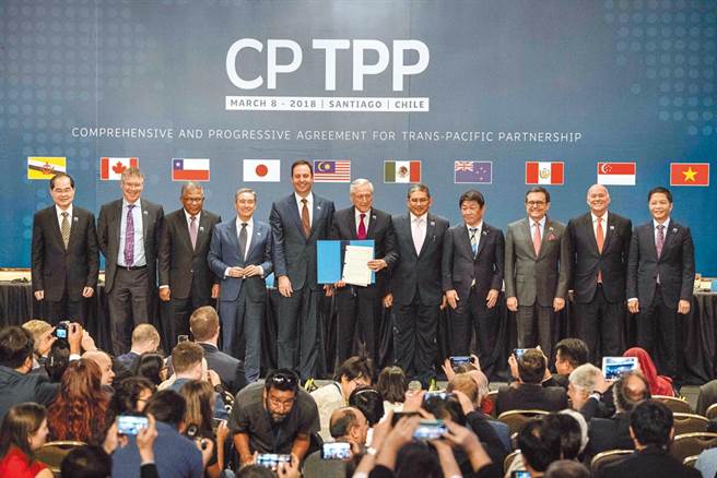 中国综合开发研究院自贸创新中心主任余宗良表示，大陆要加入CPTPP，必须做好准备接受各方已经达成的协定，意味将透过更大程度的开放，倒逼全面深化改革。图为2018年智利等11国签署协定。（新华社）