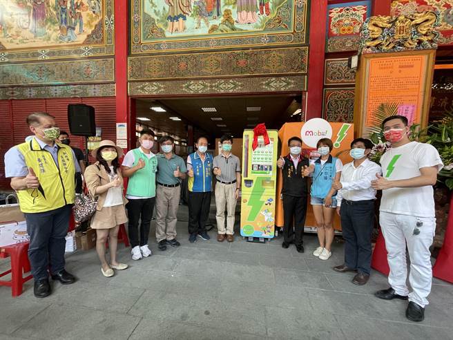 為了恢復老街生計，三峽民權老街商圈發展協會向經濟部提出數位轉型計畫申請，即日起至10月31日止只要用特定線上平台就可獲得振興優惠券，於店家消費時還可抽iPhone12、三峽一卡通會員卡、限量紅包等獎品。（蔡雯如攝）