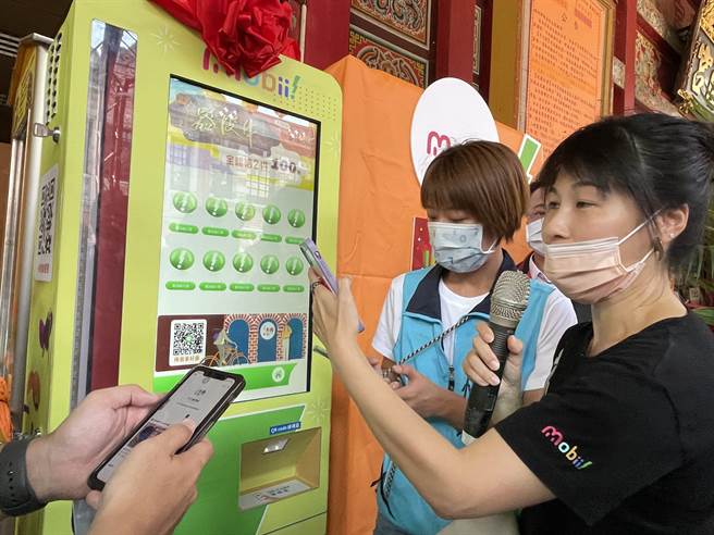 為了恢復老街生計，三峽民權老街商圈發展協會向經濟部提出數位轉型計畫申請，即日起至10月31日止只要用特定線上平台就可獲得振興優惠券，於店家消費時還可抽iPhone12、三峽一卡通會員卡、限量紅包等獎品。（蔡雯如攝）