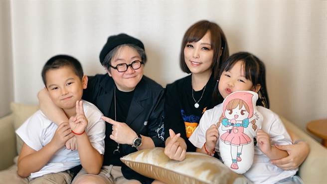 朱安禹带一对儿女接受专访。（幕前幕后偷偷看节目提供）