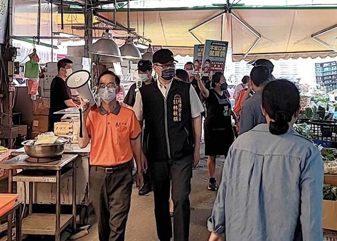 中秋連假防疫不鬆懈，經發局加強傳統市場及商圈稽查宣導。（台中市政府提供）