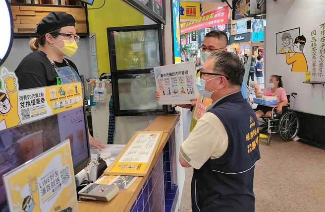 中秋連假防疫不鬆懈，經發局加強傳統市場及商圈稽查宣導。（台中市政府提供）