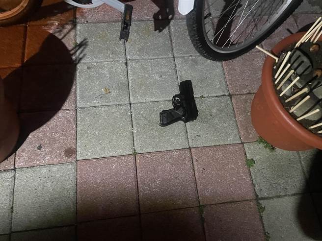 朱男持枪教训女友，见警到场，随手丢在门外的盆栽一旁。（读者提供／程炳璋台南传真）