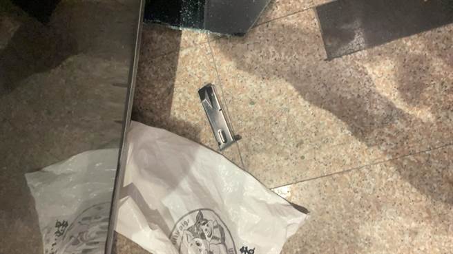 朱男持枪却不甚在门口掉落弹匣，遭警方眼尖发现。（读者提供／程炳璋台南传真）