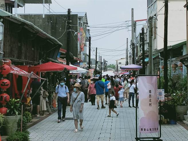 台南市後壁區菁寮老街因《俗女養成記2》熱播，今天上午10點後人潮陸續湧入，每一時段遊客數均有600人來往出入。（讀者提供／張毓翎台南傳真）
