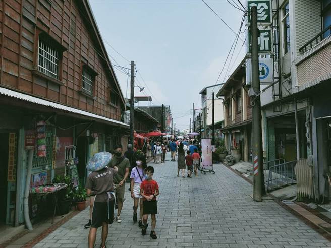 台南市後壁區菁寮老街因《俗女養成記2》熱播，今天上午10點後人潮陸續湧入，每一時段遊客數均有600人來往出入。（讀者提供／張毓翎台南傳真）