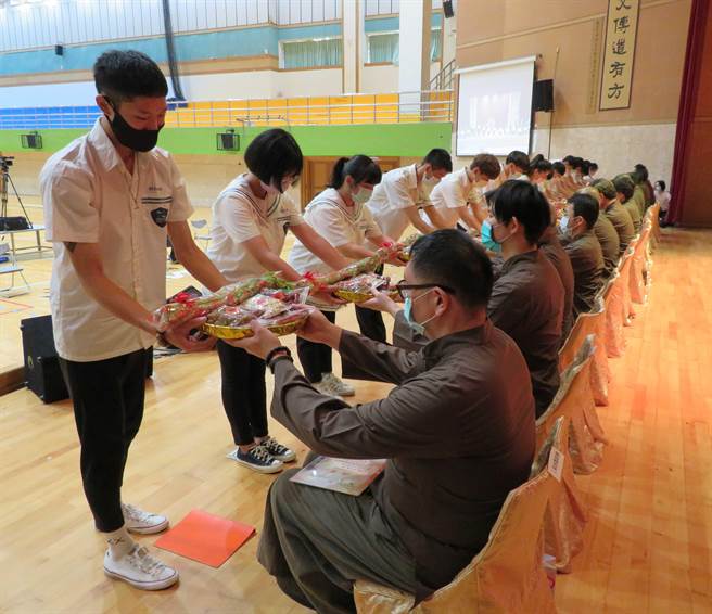 新北市莺歌工商不同于他校，该校的「陶瓷工程科」已有25年歷史，推行全台唯一的师徒制教学，每年教师节前夕都会办理拜师大典，让学生对业界师傅行束修六礼。（教育局提供）