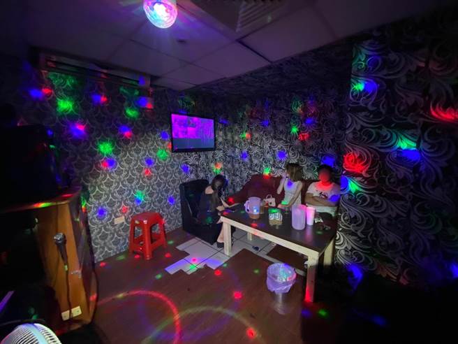 苗栗縣頭份市警方17日在頭份市銀河路查獲1家卡拉OK違規營業，全案並函送苗栗縣政府衛生局裁罰。（民眾提供／陳育賢苗栗傳真）