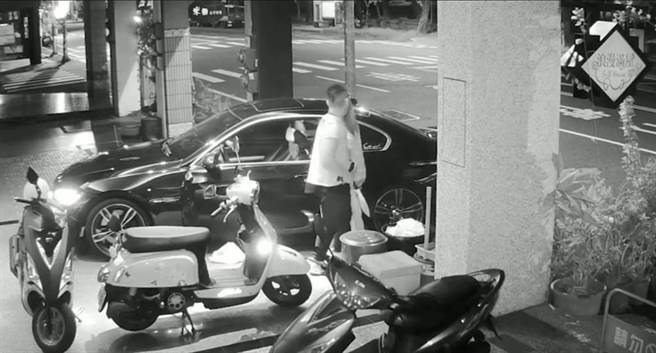 男子持刀枪追出门口与女友持续争执。（读者提供／程炳璋台南传真）