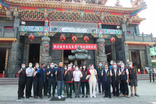 台中市长卢秀燕前往大安区政天宫致赠「护国佑民」匾额。（王文吉摄）