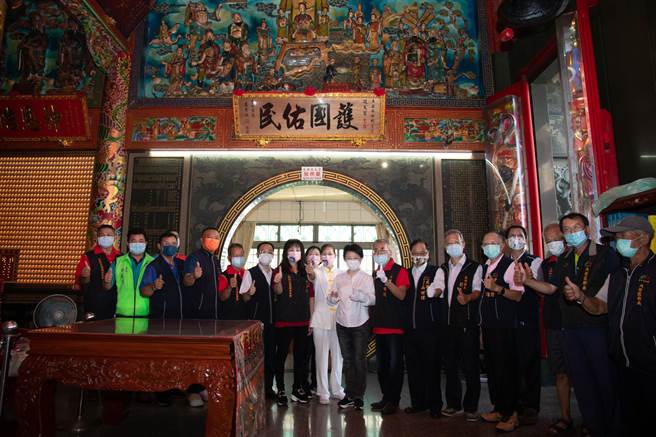 台中市长卢秀燕前往大安区政天宫致赠「护国佑民」匾额。（王文吉摄）