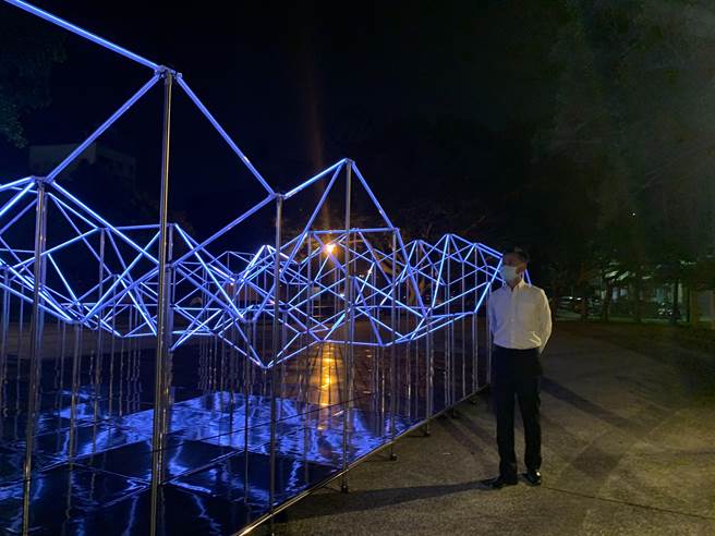 新竹市三民公園內的「未來拓撲」光影裝置是清華大學藝術學院老師的作品。（陳育賢攝）