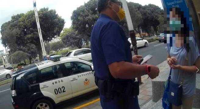 警方在至诚路逮捕林姓车手。（警方提供）