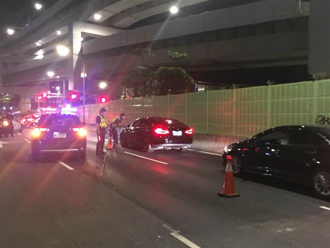 內湖分局員警在成功橋下執行取締酒駕暨防制危駕勤務。（翻攝照片／林郁平台北傳真）