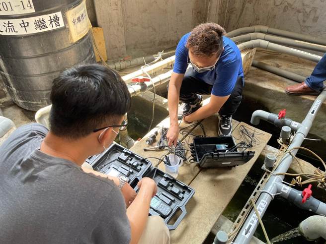 中市環保局輔導電鍍業者創新開發「水管家」系統，透過即時推播功能，讓業者即時掌握水質變化狀況，並即時校正回歸，共創雙贏。（台中市政府提供）