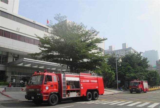 高雄市立聯合醫院18日上午突然全院大停電，緊急啟動柴油發電機供電，經查為醫院機電中心高壓設備的電纜頭裂化，導致線路接頭擊穿跳電，於11時10分左右搶修完畢，並且恢復正常供電。（本報資料照片）