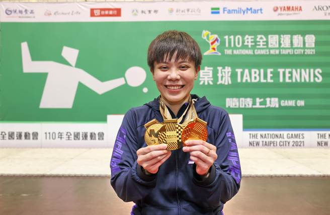 鄭怡靜展示今年全運會自己拿到的桌球女單、混雙與女團金牌。(110年全運會提供)