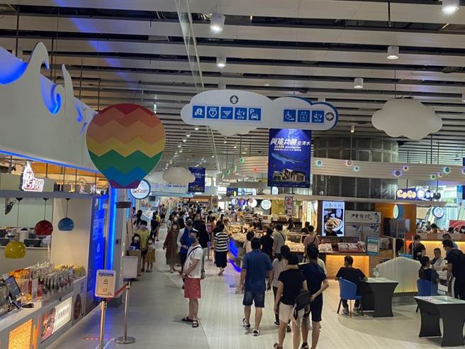 国道用路人可能考量防疫，大多购买轻食回到车上食用，停留在清水服务区的时间不长。（王文吉摄）