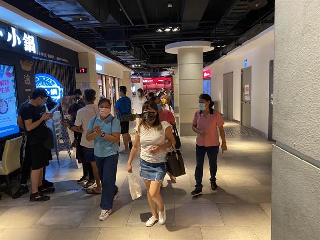 丽宝OUTLET MALL上午11时开馆即涌入逛街购物人潮。（王文吉摄）