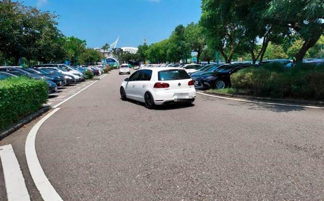 国道3号清水服务区陆续有车流进入，因停留时间不长，持续有车位释出，整体周转率算高。（王文吉摄）