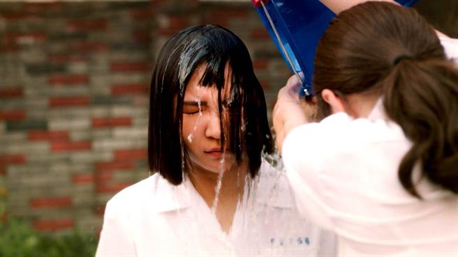  高雋雅演出遭同學們潑水霸凌 。三立提供