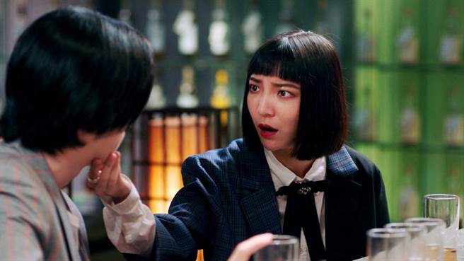 高雋雅(左)的演出生動自然  。三立提供