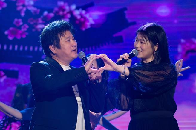 胡瓜和金曲歌后曹雅雯合唱。（民视提供）