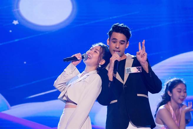 白家绮和巴西混血的帅哥凯文合唱（民视提供）