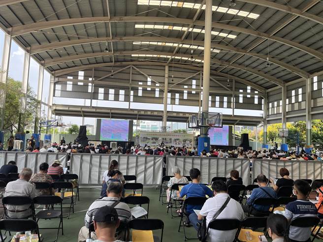 台中市新兴自办市地重划区单元13重划会9月18日在北屯区东山高中户外篮球场举行成立大会。（冯惠宜摄）