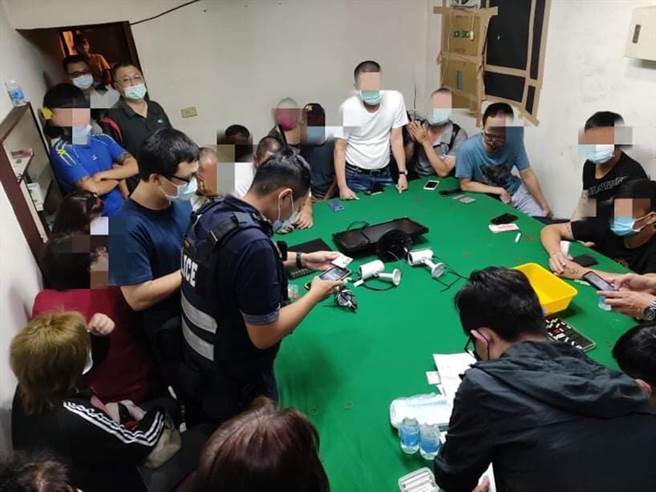 台南市警方在永康區一處民宅破獲天九牌職業賭場，當場逮獲23人。（讀者提供／洪榮志台南傳真）