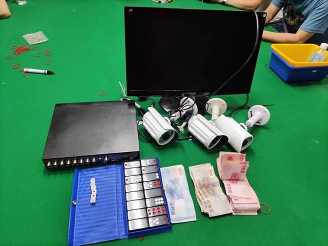 台南市警方在永康區一處民宅破獲天九牌職業賭場，查扣的賭資、賭具。（讀者提供／洪榮志台南傳真）