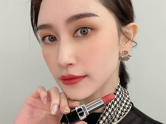 近期迪奥、植村秀、ADDICTION推出唇彩新品，图中为MODEL示范迪奥蓝星唇膏。（图／品牌提供）
