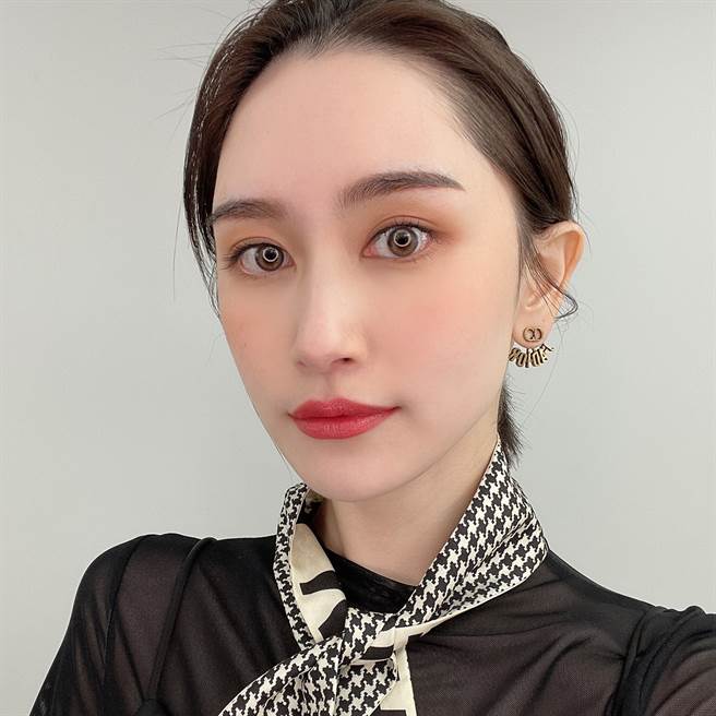 MODEL示范迪奥蓝星唇膏#772红棕玫瑰。（图／品牌提供）