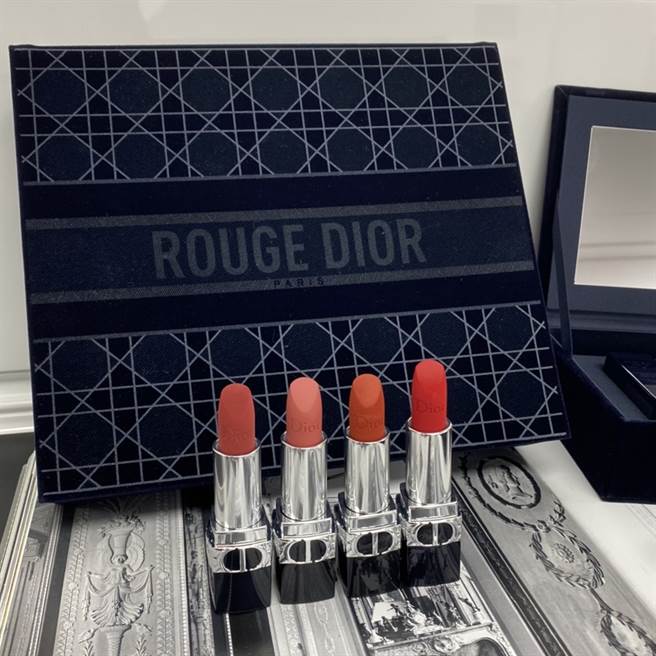 迪奥蓝星高订丝绒礼盒内含4支迪奥蓝星唇膏。（图／品牌提供）