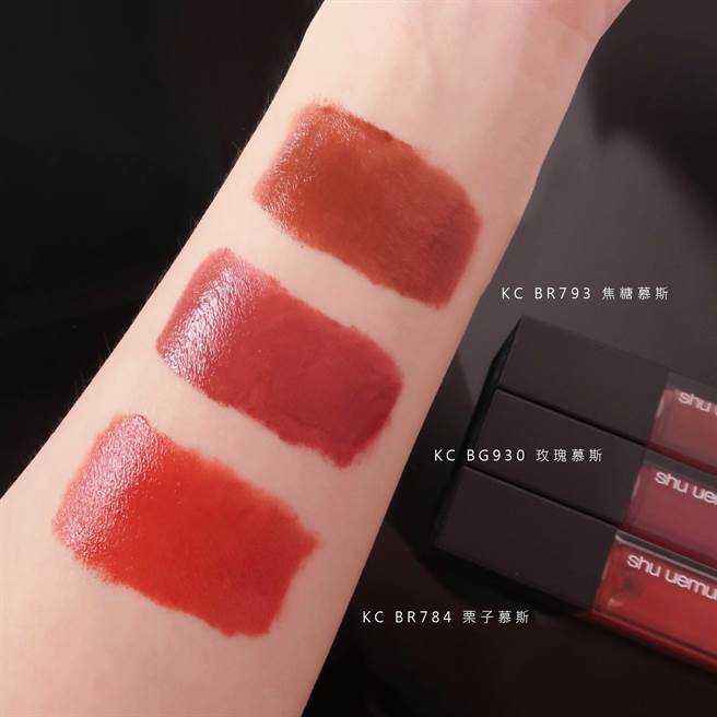 植村秀无色限奶油缎光唇釉手部试色。（图／品牌提供）