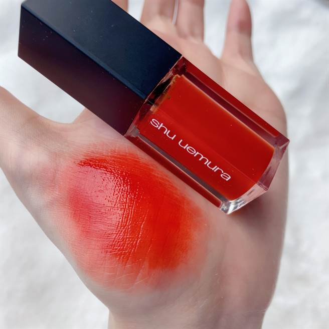 植村秀无色限奶油缎光唇釉OR590手部试色。（邱映慈摄）