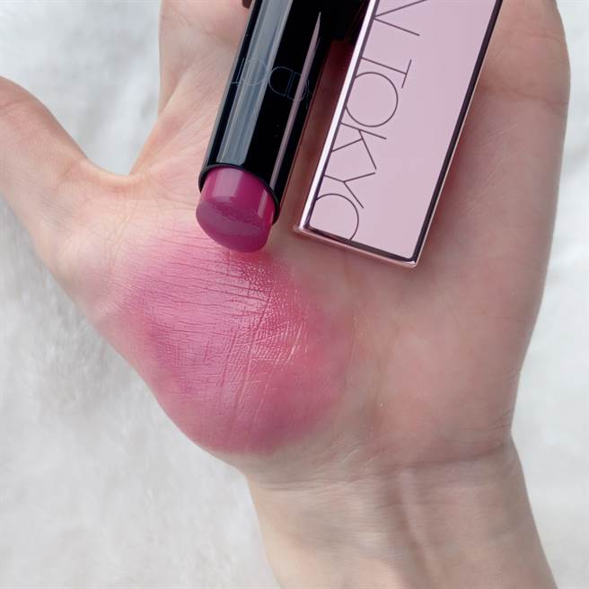 瘾吻水蜜光唇膏#104羽毛鸡冠花，以羽毛鸡冠花色系为灵感的蓝紫色。（邱映慈摄）