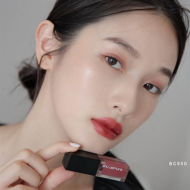 MODEL示范无色限奶油缎光唇釉BG930玫瑰慕斯。（图／品牌提供）