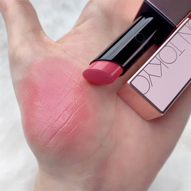 瘾吻水蜜光唇膏#105永恒不凋花，以不凋花色系为印象温暖的粉红色。（邱映慈摄）