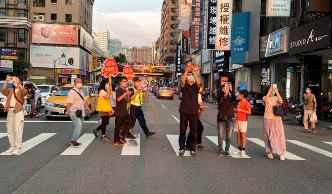 赏景现场广大人潮眾多，波丽士大人更出动大声公向民眾宣导「注意随身财物！小心扒手！」、「倒数10秒！请退到红线后方」等温馨提醒。（冯惠宜摄）